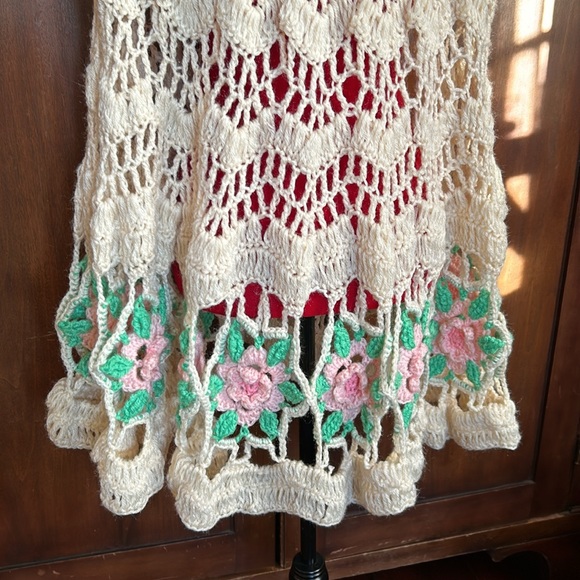Vintage Handmade Crocheted Roses Cape Poncho OS - Picture 5 of 10